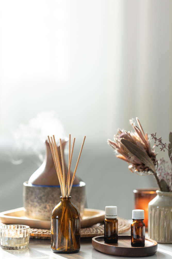 Alt text: Ośrodek rehabilitacji nad morzem z aromaterapią, przedstawiający butelki z olejkami eterycznymi oraz dyfuzor, idealny na turnusy rehabilitacyjne w sanatorium, sprzyjający relaksowi i zdrowiu.